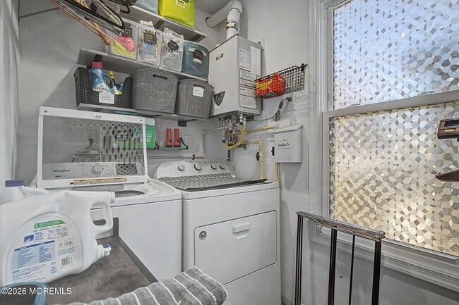 Building Photo - 10 Center St