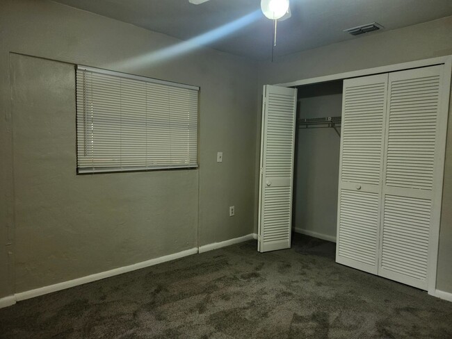 Building Photo - Single Family 3 bedroom 2 bath Must See