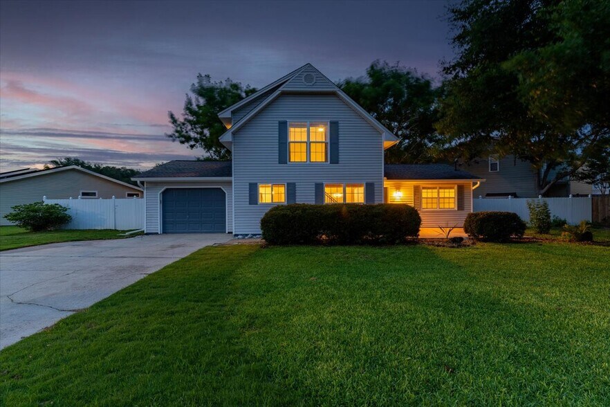 Building Photo - 817 N Lakeside Dr