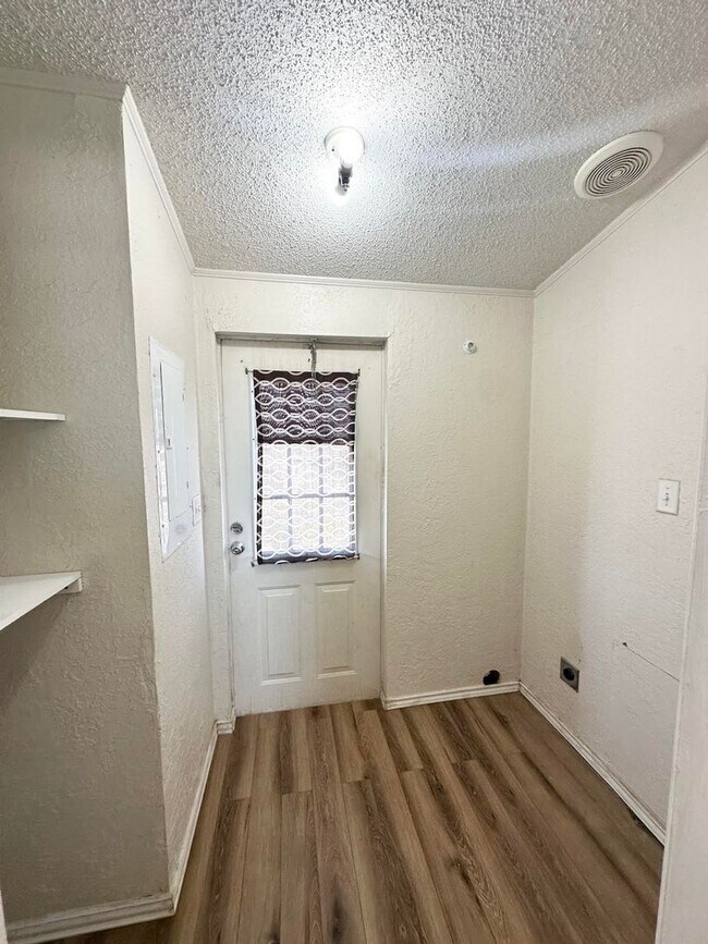 Building Photo - 3 Bed 2 Bath Sitting on 2 Acres