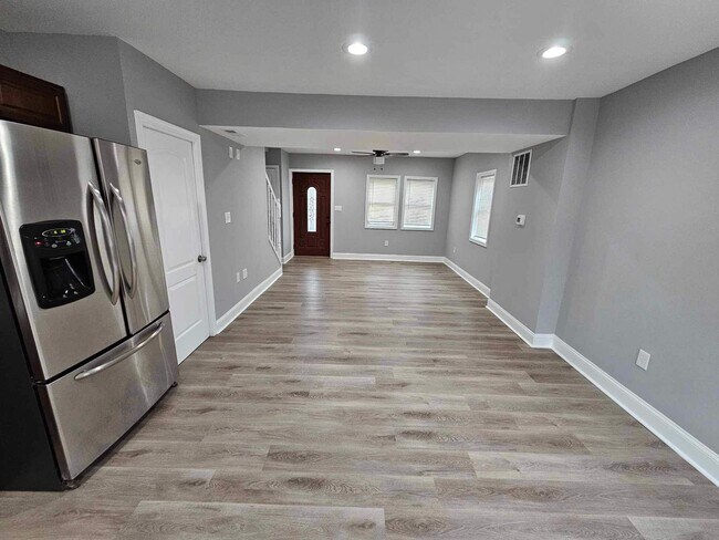 Building Photo - COMING SOON-4 Bedroom Townhouse in Essex