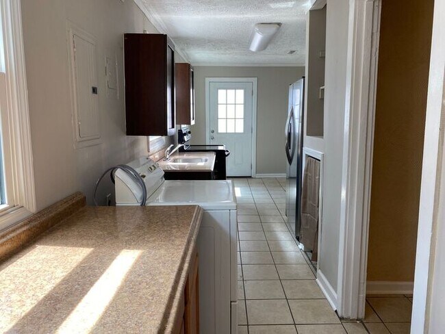 Building Photo - Germantown / Salemtown House for Rent! 2 B...