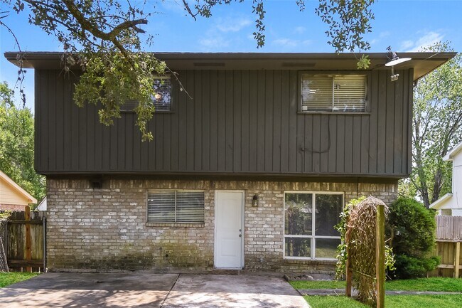 Building Photo - 2422 Hilton Head Dr