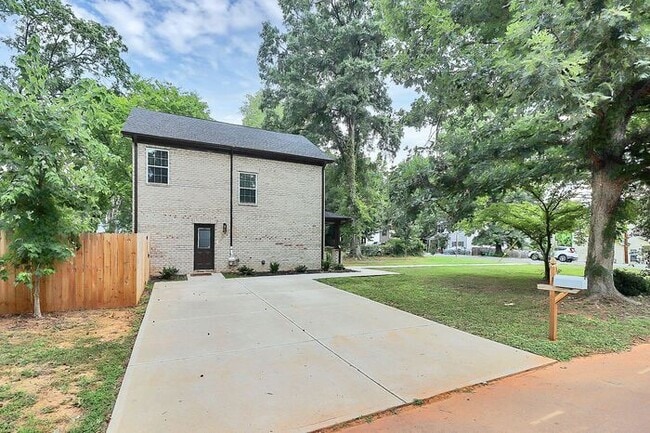 Building Photo - Stunning 3BD/2.5BA Home in Charlotte!