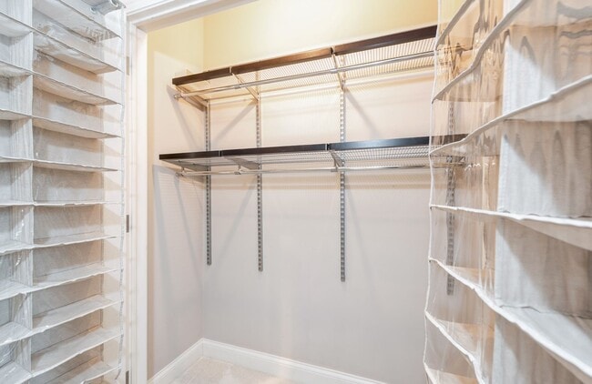 Building Photo - 10 E Delaware Pl