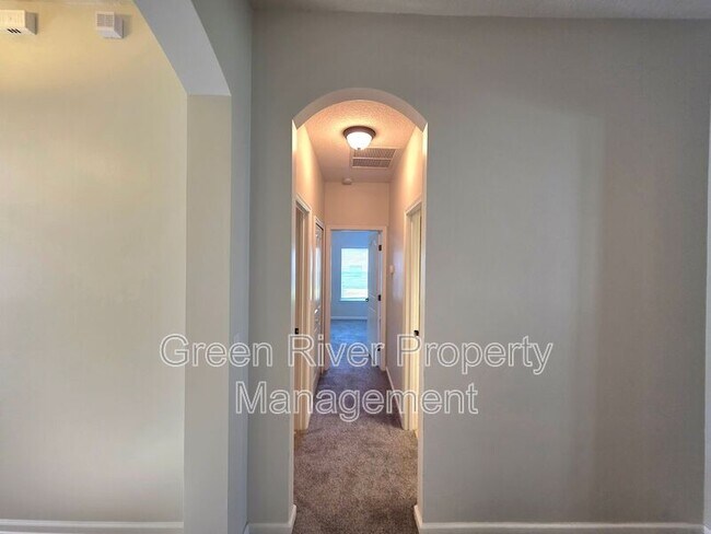 Building Photo - 824 Songbird Dr