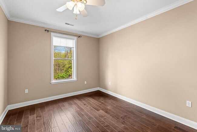 Building Photo - 2022 Crescent Wy