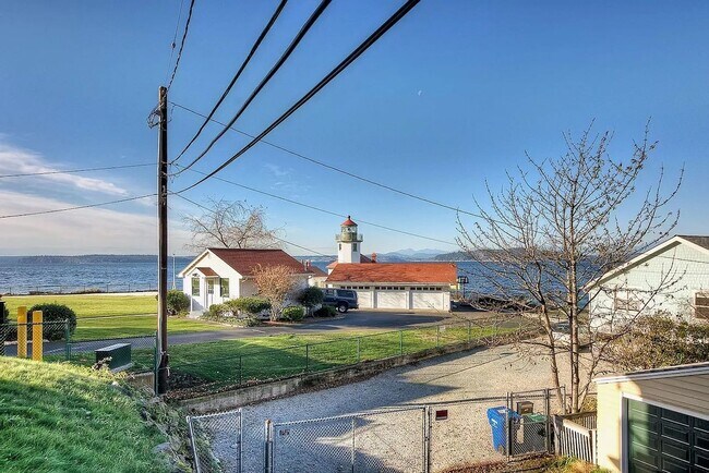 Building Photo - Location, Location, Location! - Modern one bedroom near Alki Point Lighthouse
