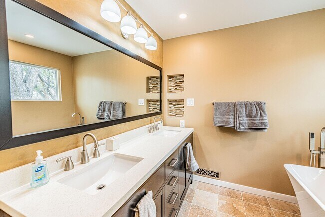 Building Photo - 444 Sierra Dr SE