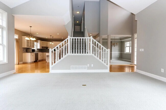 Building Photo - Rare 4 bed singe family super nice luxurio...
