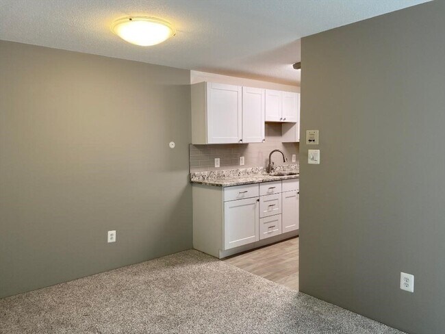 Building Photo - 8 Village Hill Ln