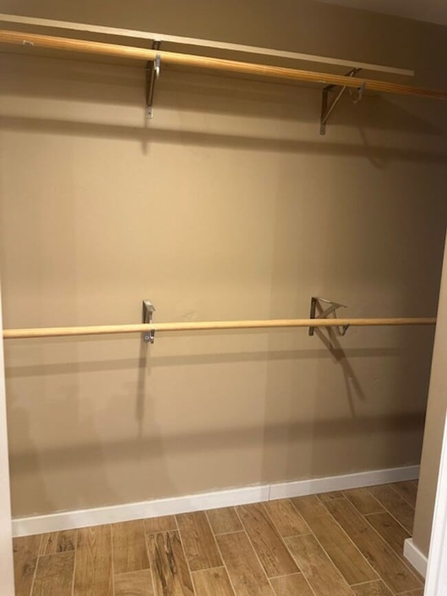 Building Photo - 4 Bed, 21/2 Bath Split level single family...