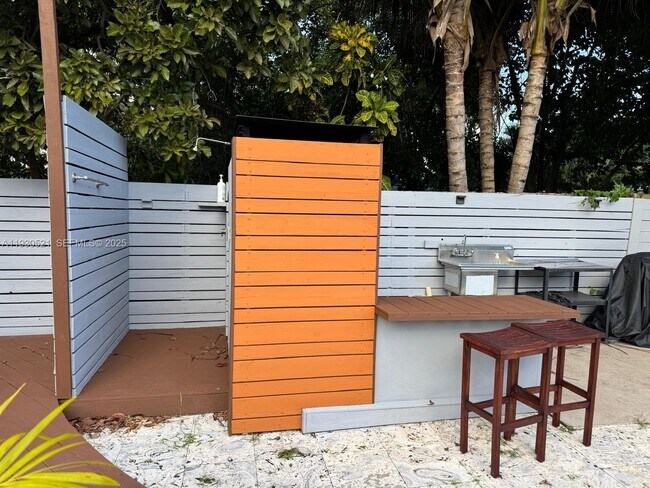 Building Photo - 985 NE 115th St