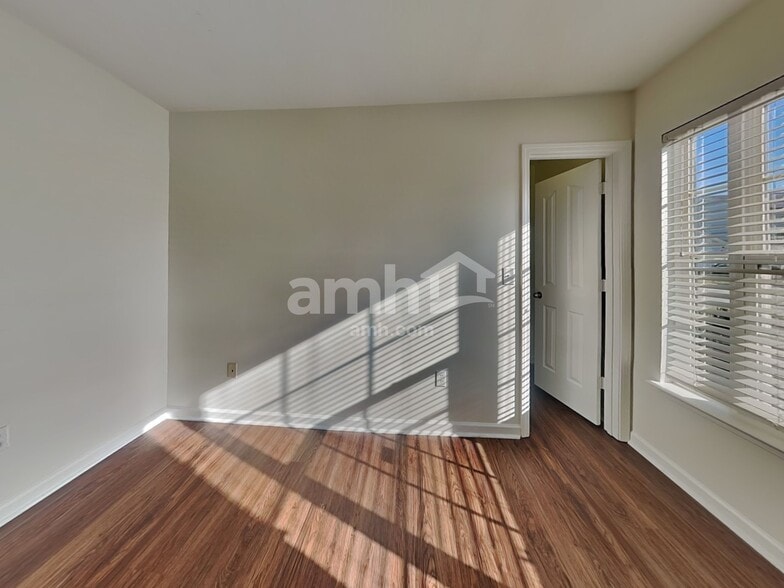 Building Photo - 32 Riverbed Dr