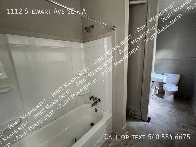 Building Photo - 1112 Stewart Ave SE