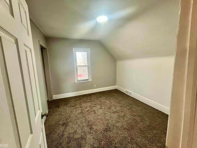 Building Photo - 13 E Glenwood Ave