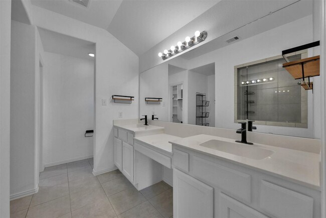 Building Photo - 16034 Dehay Ln