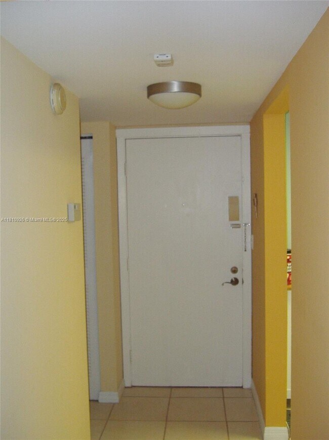 Building Photo - 10865 SW 112th Ave