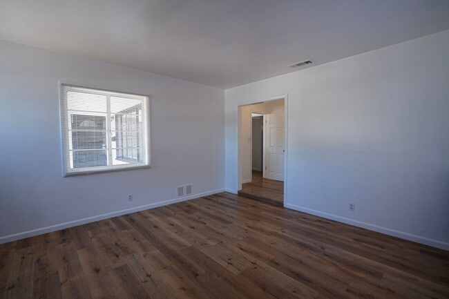 Building Photo - 604 W 10th St