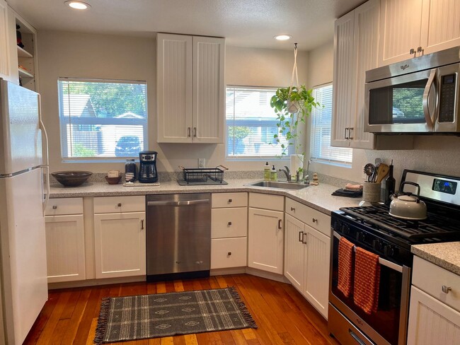 Building Photo - Available Now!  Bright Charmer in downtown Chico
