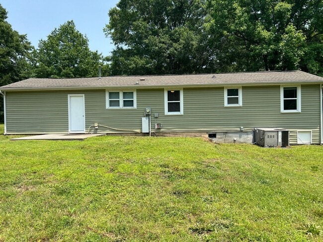 Building Photo - Stunning 4BR/2BA Home in Charlotte!