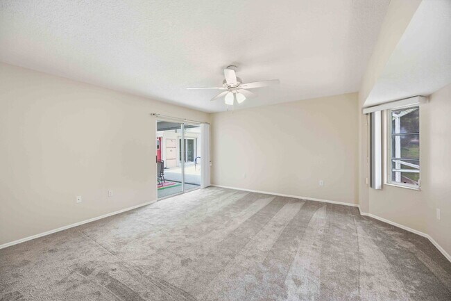 Building Photo - "Spacious 3-Bedroom Retreat with 2 Full Baths in Rotonda West Pinehurst!"