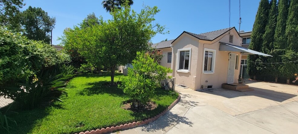 Building Photo - 567 South St