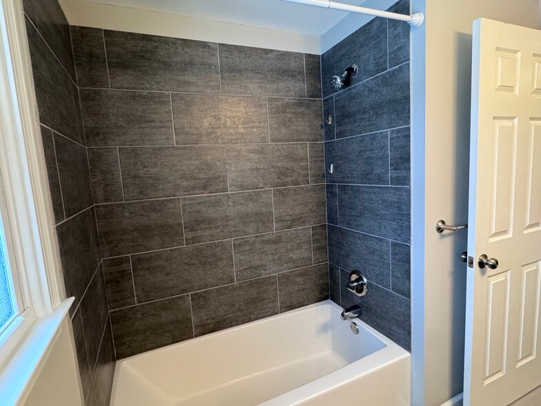 Building Photo - 435 Elmwood Dr