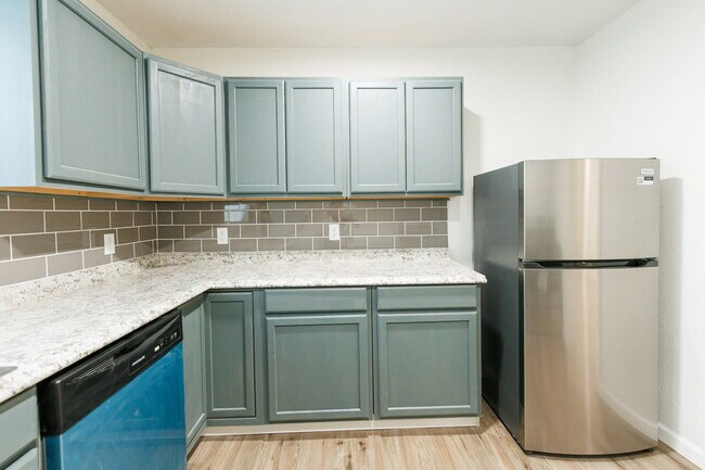 Building Photo - Newly Remodeled Duplex with Modern Touches...