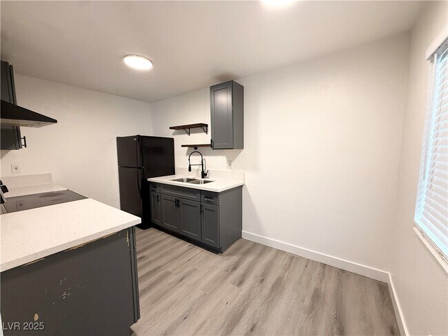 Building Photo - 2030 Sunrise Ave