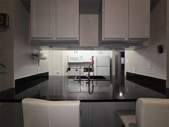 Building Photo - 801 River Rd