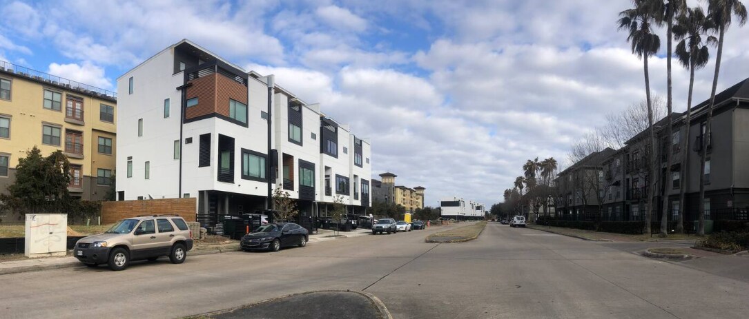 Building Photo - 513 Memorial Heights Dr