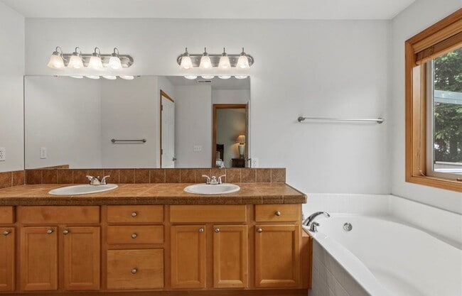 Building Photo - 4 Bed 3Bath Beautiful Single-family House ...