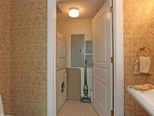 Building Photo - 700 Park Regency Pl NE