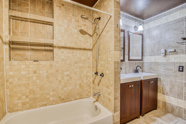 Building Photo - 8613 Kingsway Dr