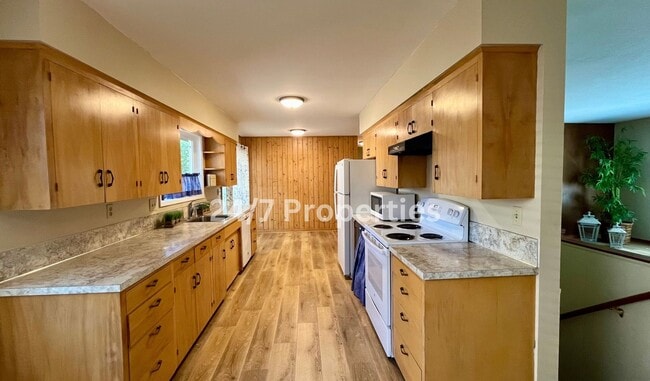 Building Photo - Spacious 4BD I 2BA Home w/ Separate Living...
