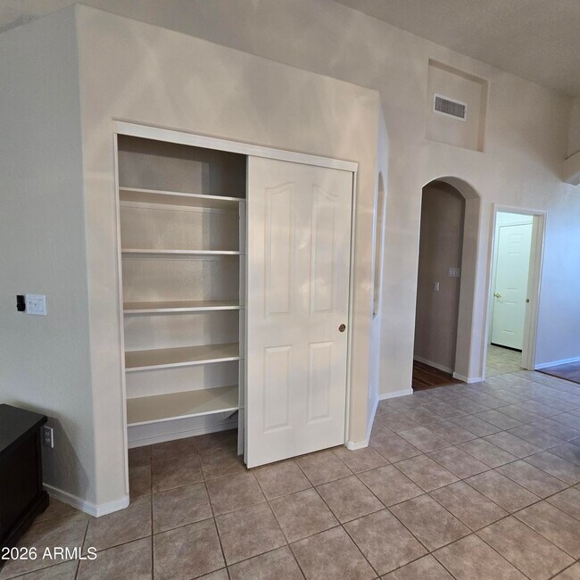 Building Photo - 1125 E Montoya Ln
