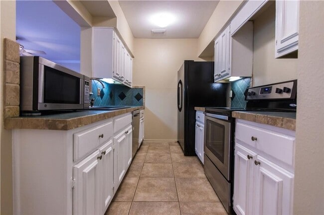 Building Photo - 2 Bedroom, 2 Bath Condo