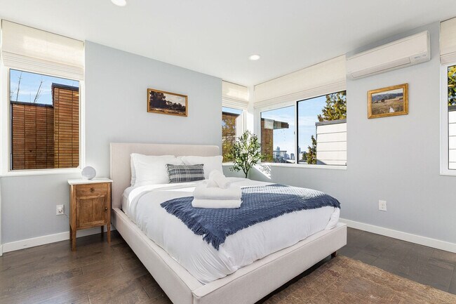 Building Photo - 1002 Boylston Ave E