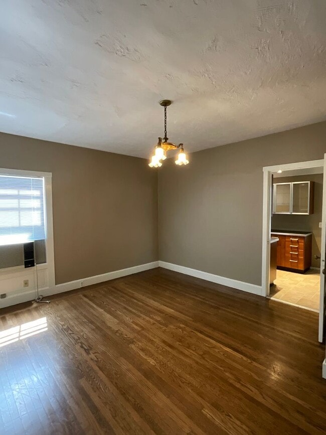 Building Photo - SPACIOUS ONE BEDROOM IN MIDTOWN!!