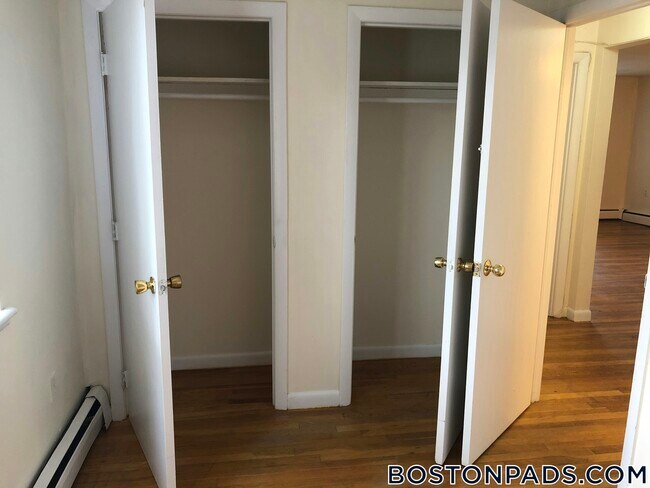 Building Photo - 122 Dustin St