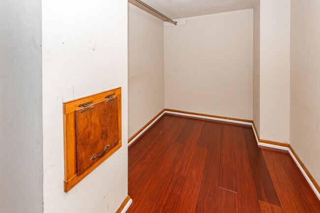 Building Photo - 4 Bedroom 2.5 Bath House in Montclair - We...