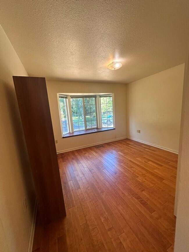 Building Photo - 4 Bedroom home with acreage