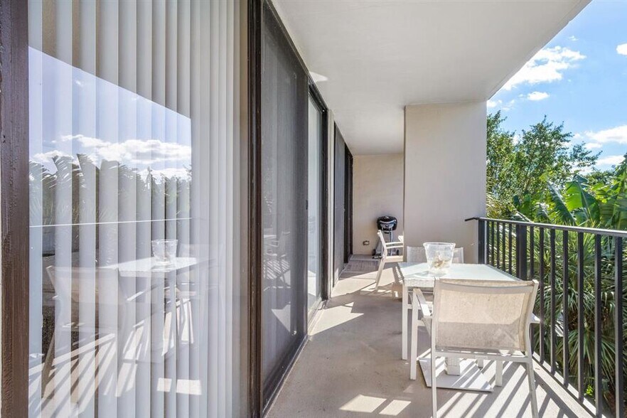 Building Photo - 1830 Embassy Dr