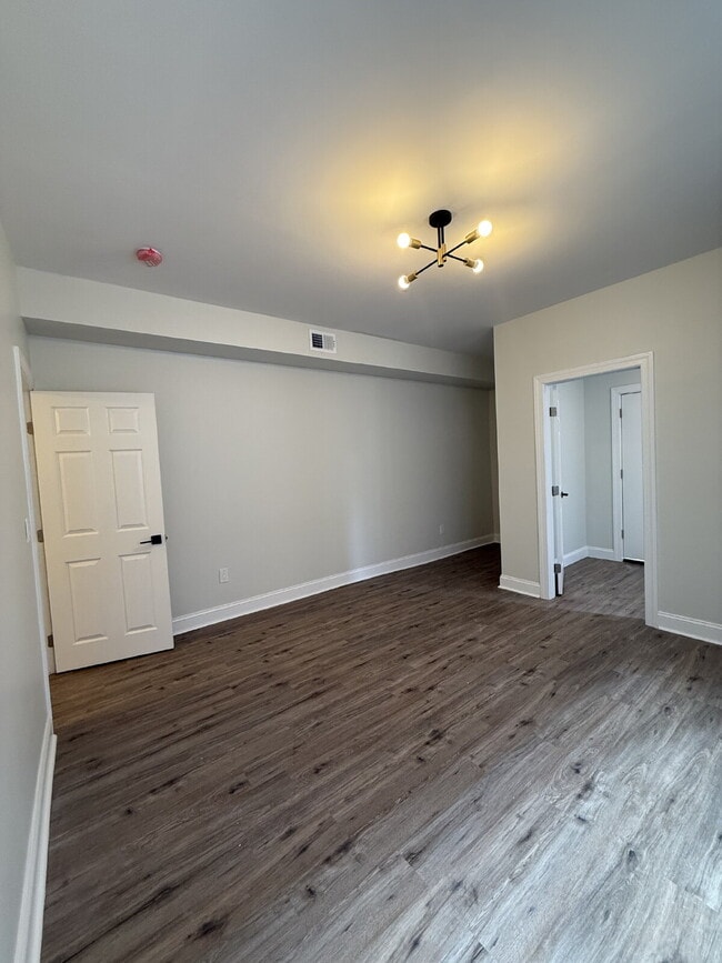 Building Photo - Renovated 2-Bedroom Apartment in Vibrant U...