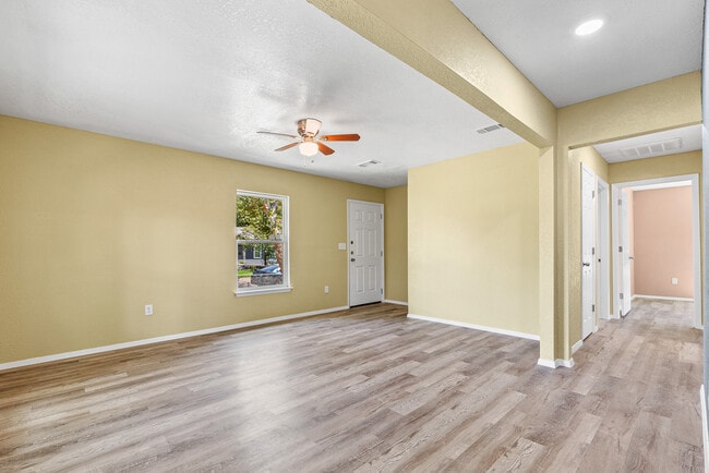 Building Photo - 906 Attas Ave