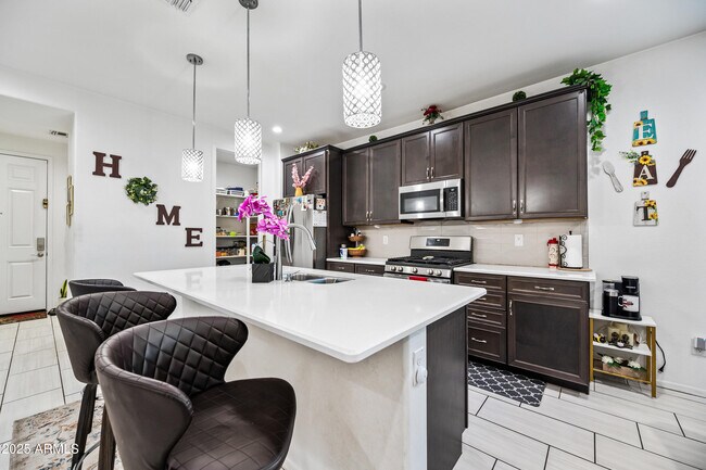 Building Photo - 10829 W Hadley St