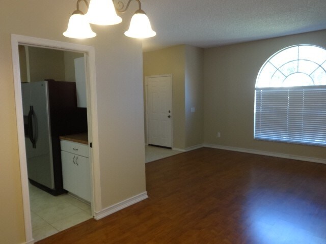 Building Photo - 523 Royal Ridge St