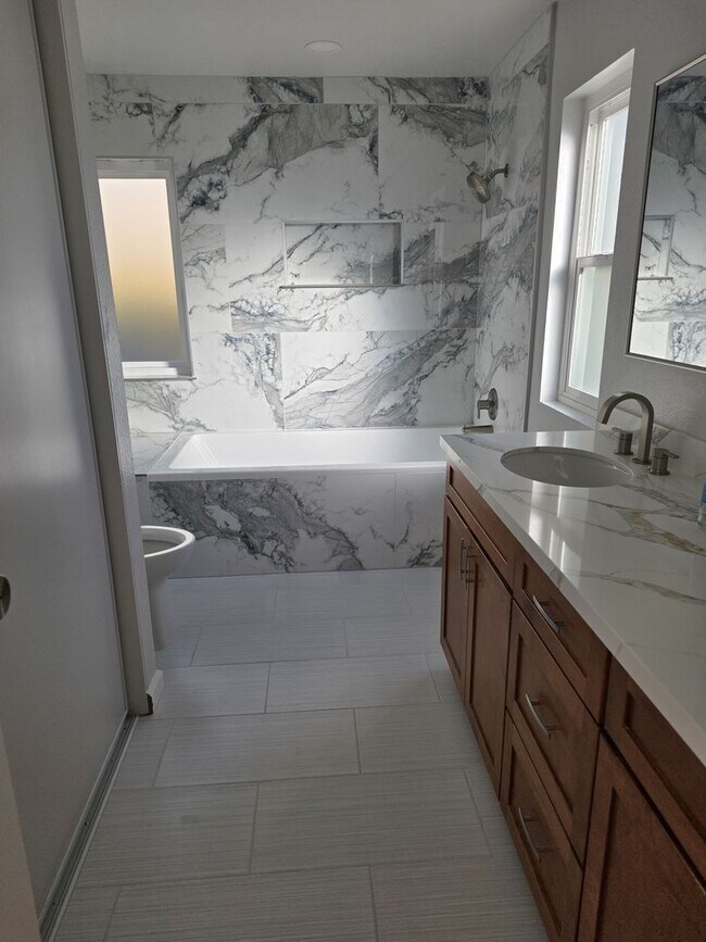 Building Photo - $4,200 p/mo - 3br/2ba in one of Oceanside's finest neighborhoods