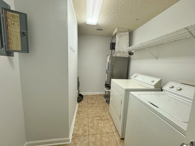 Building Photo - Las Palmas, one-bedroom first floor condo with garage!